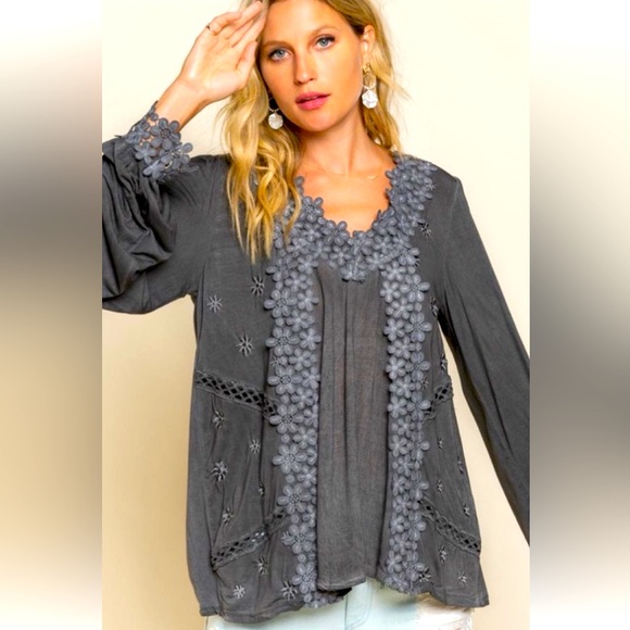 $55 start 210 LAST ONE  🎅🏻POL floral embroidered top - Picture 3 of 8